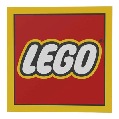 Eine große gelbe Fliese mit einem LEGO  Schriftzug in Weiss, schwarz und Gelb